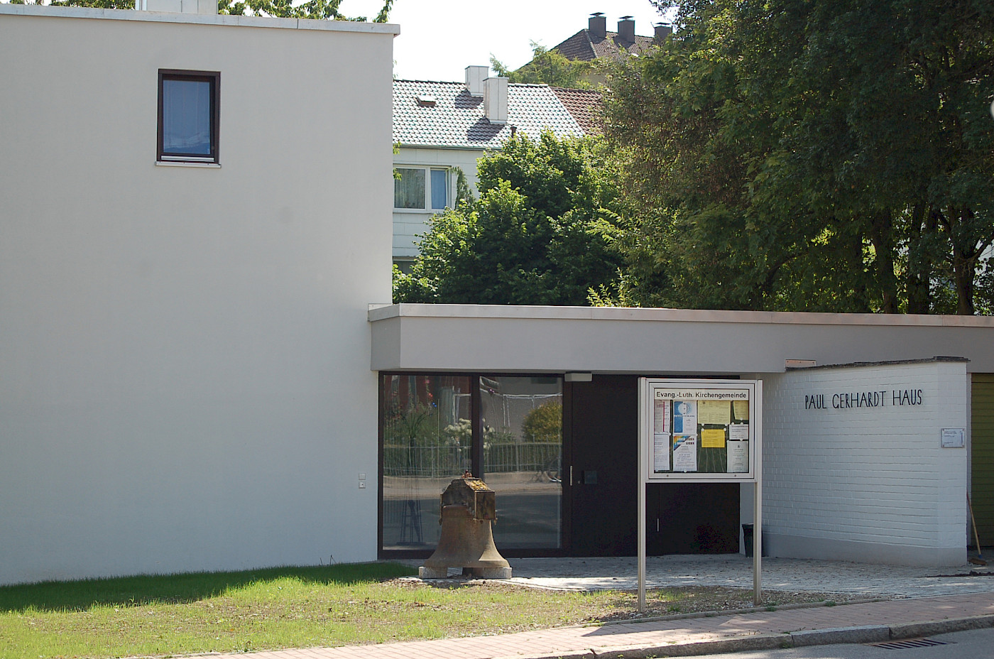 Paul-Gerhardt-Haus Freising — Eingangsbereich mit Schaukasten